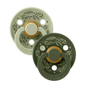 Bilde av BIBS Colour Latekssmokk 2-pack Size 1 Holiday Leaf (Sage/Hunter Green)